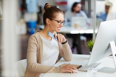 Ofiste gülümseyen iş kadını