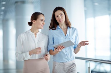 ofiste ayakta ortakları