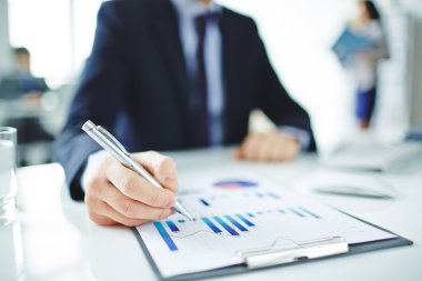 İşadamı verilerle çalışma