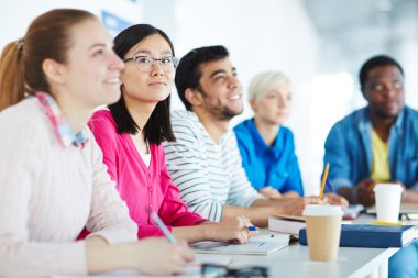 Ders dinleyen öğrenciler