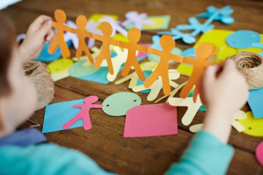 boy gösteren kağıt rakamlar