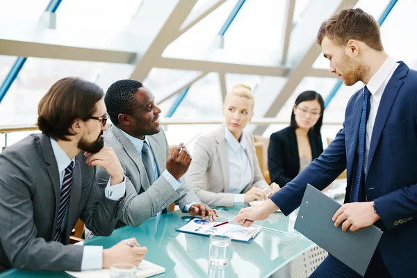 Business people listening to colleague — Stock Photo, Image