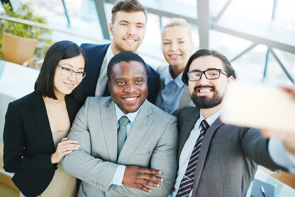 Colegas fazendo selfie — Fotografia de Stock