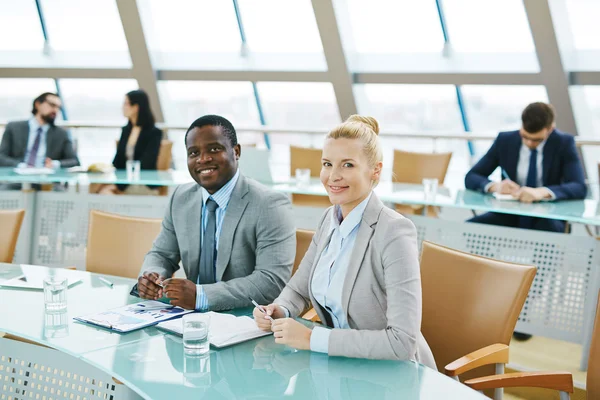 Kaukasische en Afrikaanse managers — Stockfoto