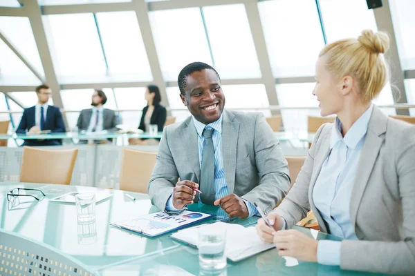 Kaukasische und afrikanische Manager — Stockfoto