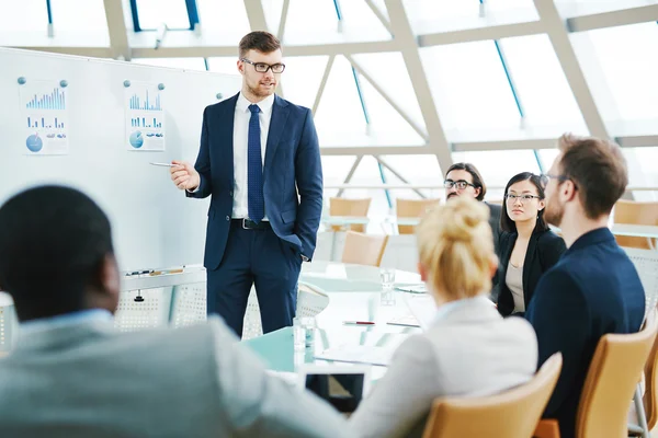 Biznesmen, wskazując na dokument — Zdjęcie stockowe