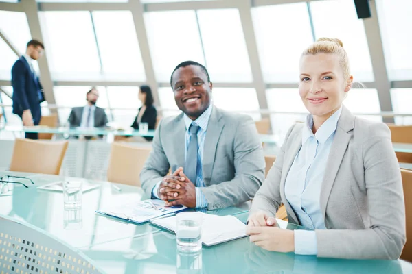 Kaukasische en Afrikaanse managers — Stockfoto