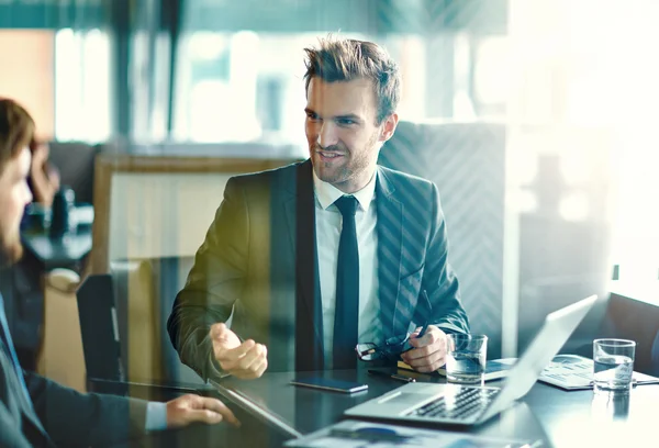 Empresario explicando su punto de vista — Foto de Stock