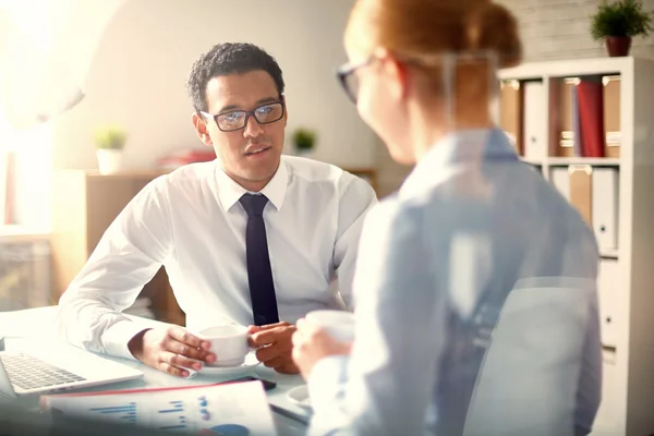 Businessman talking to colleague — Stock Photo, Image