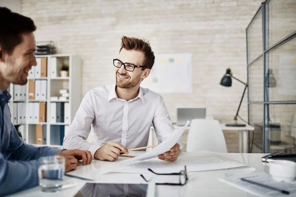 Medarbetare diskuterar idéer — Stockfoto