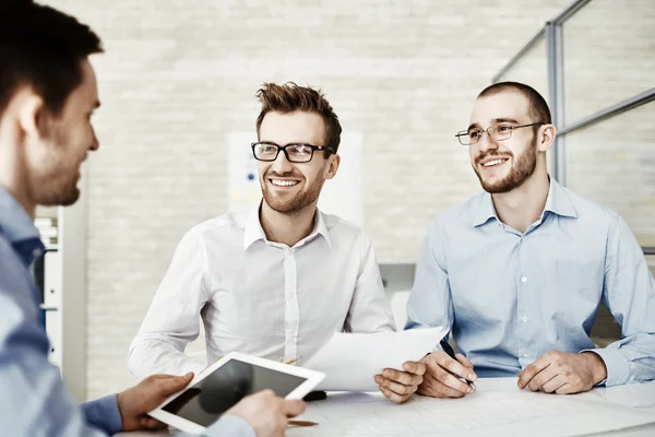 Colegas de trabalho discutindo ideias — Fotografia de Stock