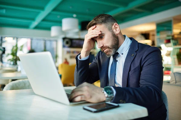 Affärsman tittar på laptop — Stockfoto