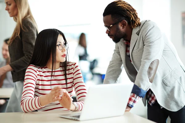 Sekreterare och affärsman diskuterar data — Stockfoto