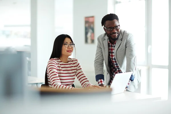 Sekretär und Geschäftsmann diskutieren über Daten — Stockfoto