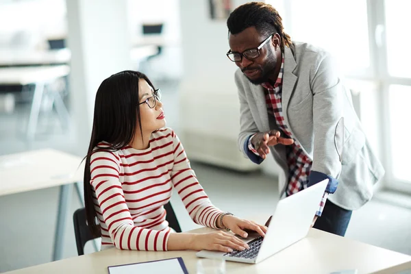 Sekreter ve veri tartışan işadamı