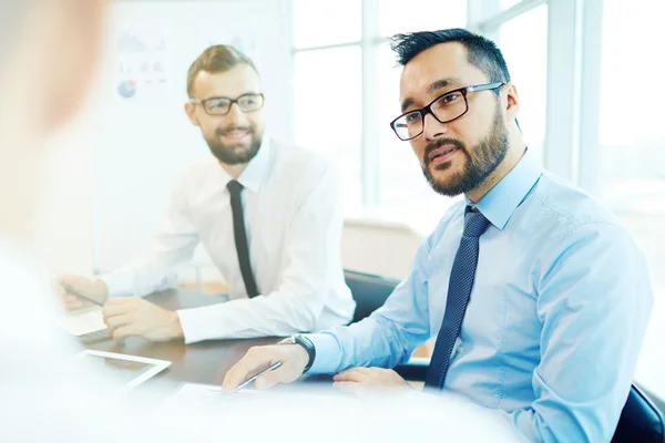 Affärsmän diskutera idéer — Stockfoto