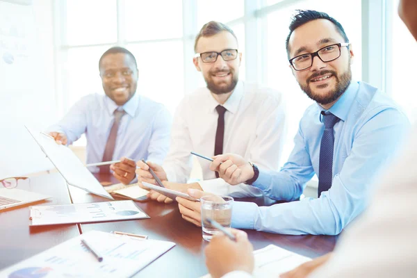 Empresários sorridentes durante a reunião — Fotografia de Stock