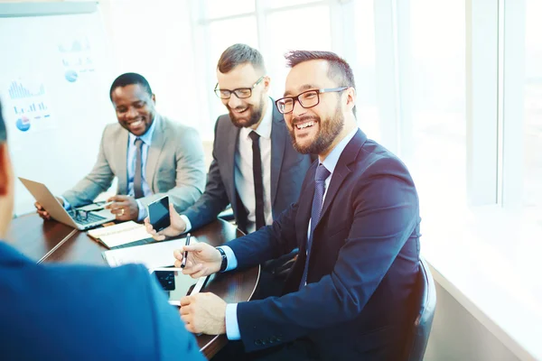 Empresários sorridentes durante a reunião — Fotografia de Stock