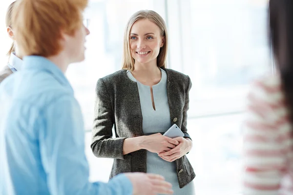 Heureuse femme d'affaires avec téléphone portable — Photo