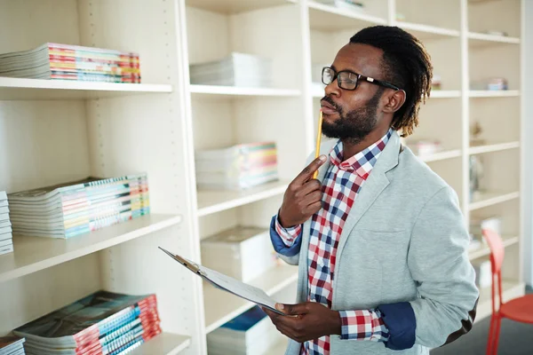 Trabalhador de escritório com área de transferência — Fotografia de Stock