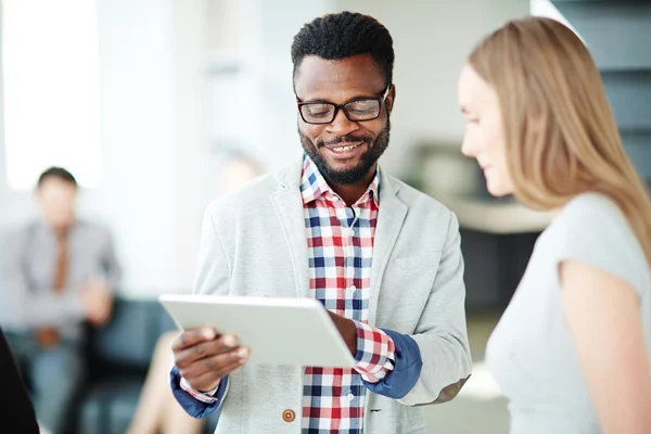 Geschäftsmann mit Touchpad zeigt Daten an — Stockfoto