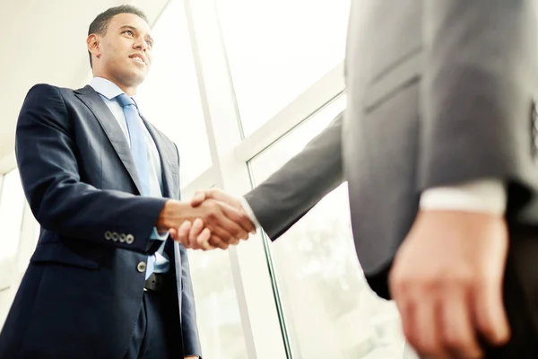 Hombre de negocios saludando a su compañero — Foto de Stock