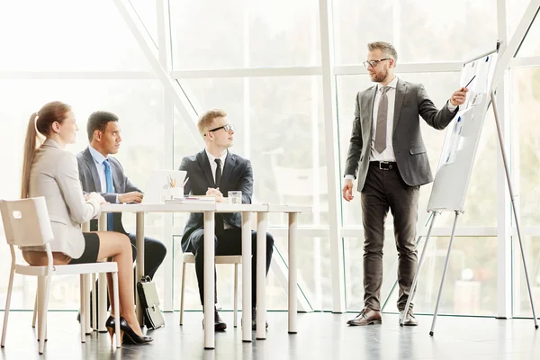 Homme d'affaires pointant vers le tableau blanc — Photo