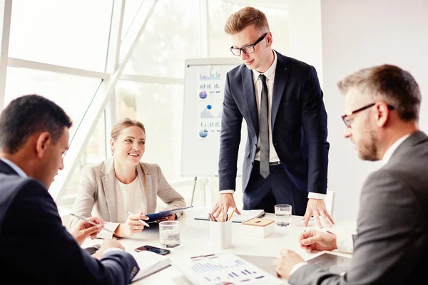 Knappe collega's tijdens vergadering — Stockfoto