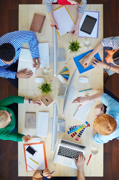 Diseñadores trabajando por mesa —  Fotos de Stock