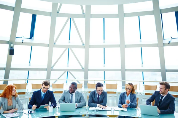 Managers sitting in conference hall — Stock Photo, Image