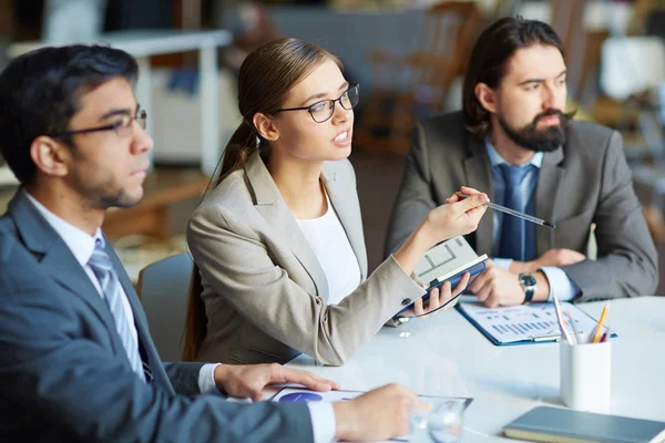 Mujer de negocios comentando palabras — Foto de Stock