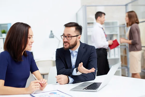 Collega 's die nieuwe projecten bespreken — Stockfoto