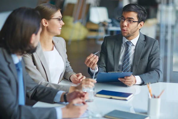 Zakenman kijken naar collega 's — Stockfoto