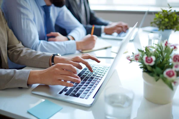 Mujer de negocios escribiendo en el ordenador portátil — Foto de Stock