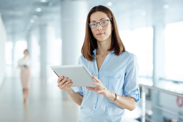 Selbstbewusste Geschäftsfrau mit Touchpad — Stockfoto