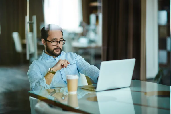 Empresario mirando el portátil — Foto de Stock