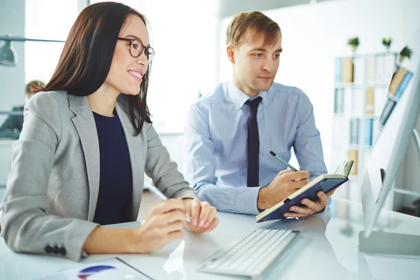 Secretaria discutiendo ideas — Foto de Stock