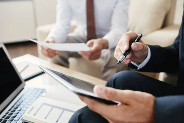 Apuntando a datos electrónicos — Foto de Stock