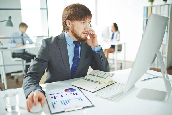 Empresario trabajando en su lugar de trabajo — Foto de Stock