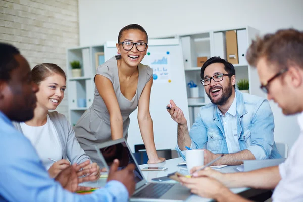 Collega's planning van werkzaamheden — Stockfoto