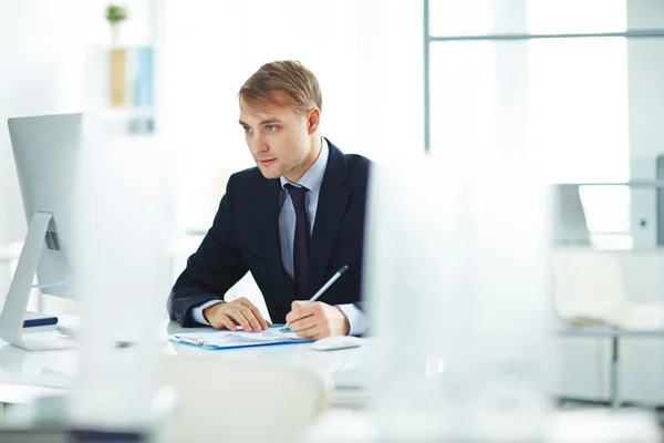 Empresario trabajando en su lugar de trabajo — Foto de Stock