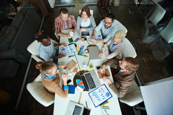 Collega's communiceren tijdens bijeenkomst — Stockfoto