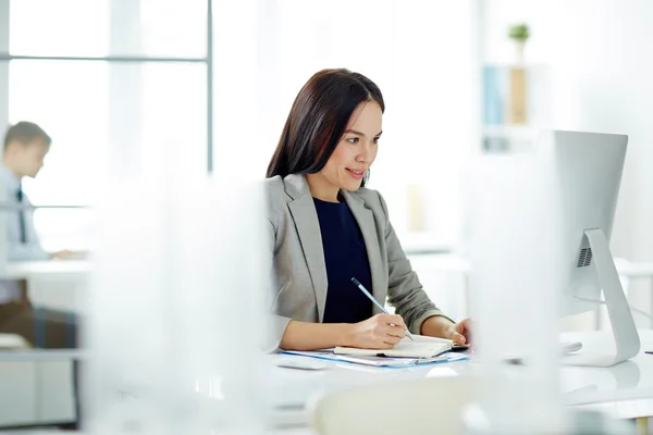 Geschäftsfrau analysiert Daten — Stockfoto