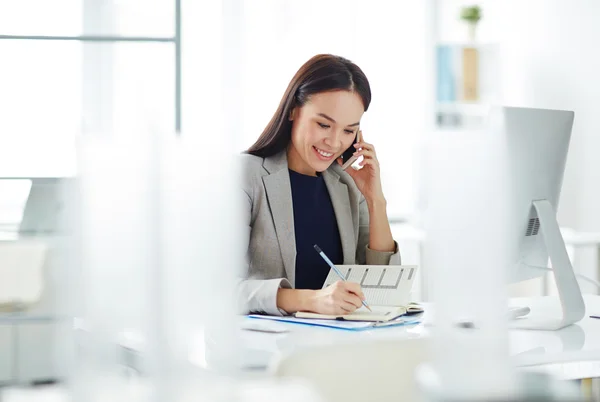 Mulher de negócios falando ao telefone — Fotografia de Stock