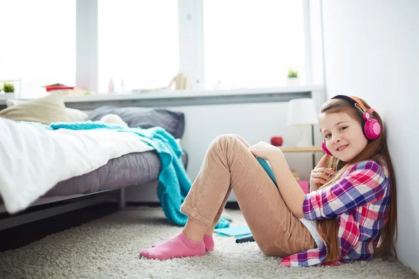 Girl listening to music — Stock Photo, Image