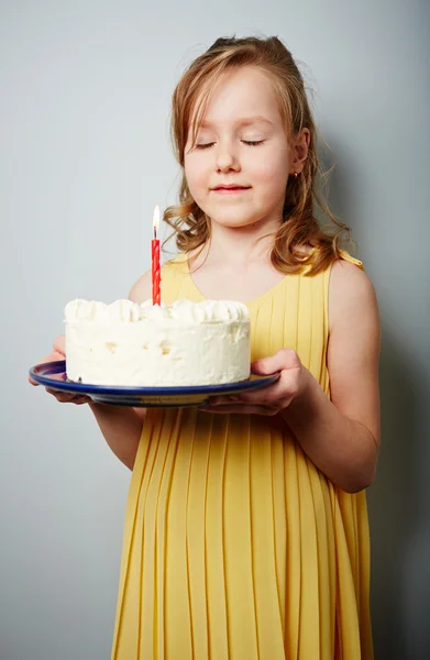 Menina com bolo de aniversário — Fotografia de Stock