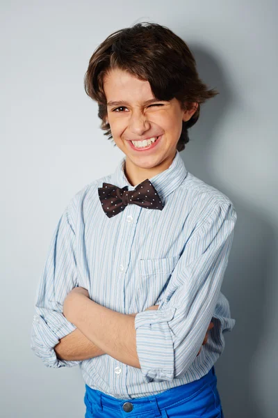 Junge mit zwinkerndem Lächeln — Stockfoto