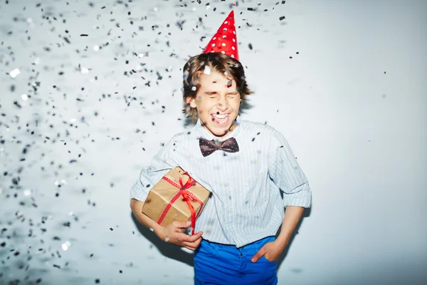 Niño con gorra y regalo — Foto de Stock