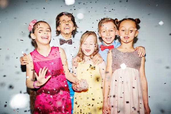 Enfants appréciant la fête — Photo