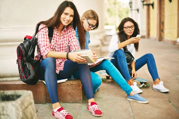 Bella studentessa con libro — Foto Stock